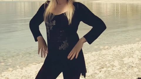 Η Νάντια χορεύει στη παραλία