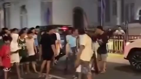 'Jesús' pierde la paciencia y patea a un bromista en pleno viacrucis