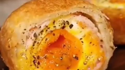 🥚 Easy Stuffed Egg Pastry 🥓 | Lazy Breakfast Hack! #Shorts