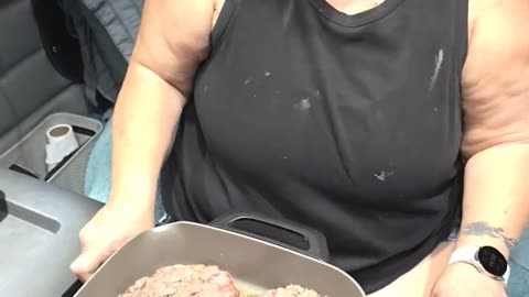 DINNER TIME #truckesvlogs #truckdriver #trucking #longhaultrucker #truckdriverjobs #roadtrip