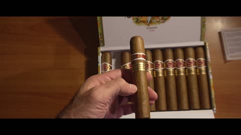 Cuban cigars Romeo y Julieta wide Churchill unboxing.