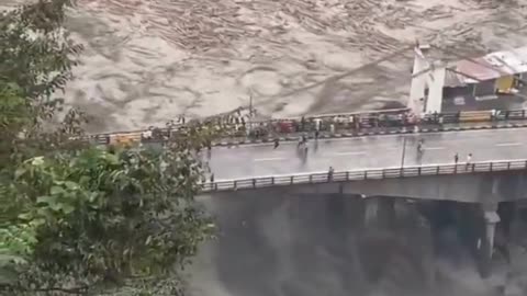 Nature alerte troncs d’arbres flottant en excès dans la rivière Ravi, Himachal Pradesh, Inde #climat