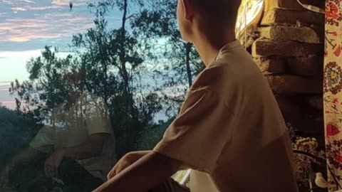 Abandona el trabajo y la vida social para vivir en una cueva