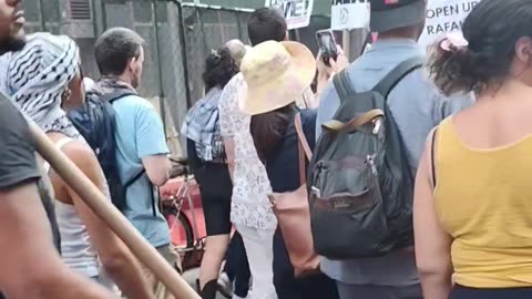 PAREN DE MATAR DE HAMBRE A GAZA, dicen en Nueva York.