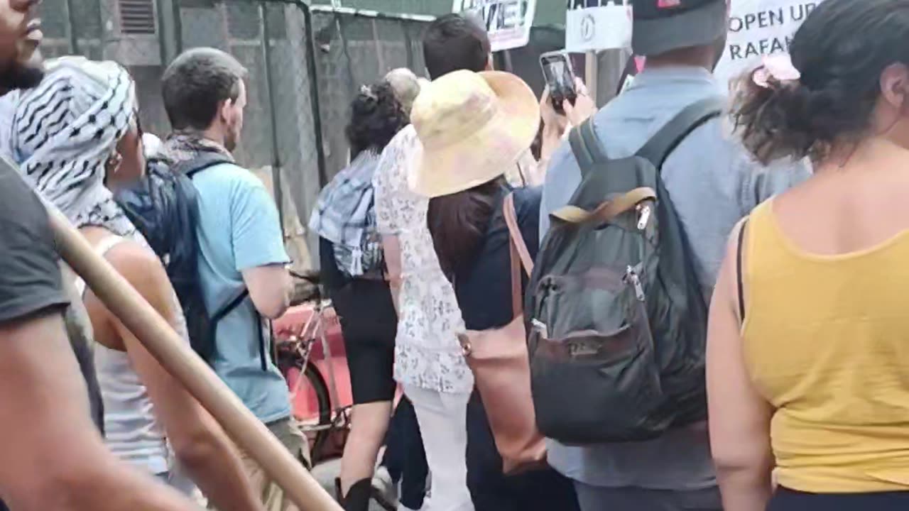 PAREN DE MATAR DE HAMBRE A GAZA, dicen en Nueva York.