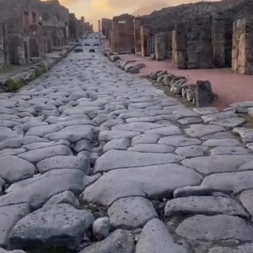 🇦🇺 Walk through deserted Pompeii, the ancient Roman city destroyed in 79 AD