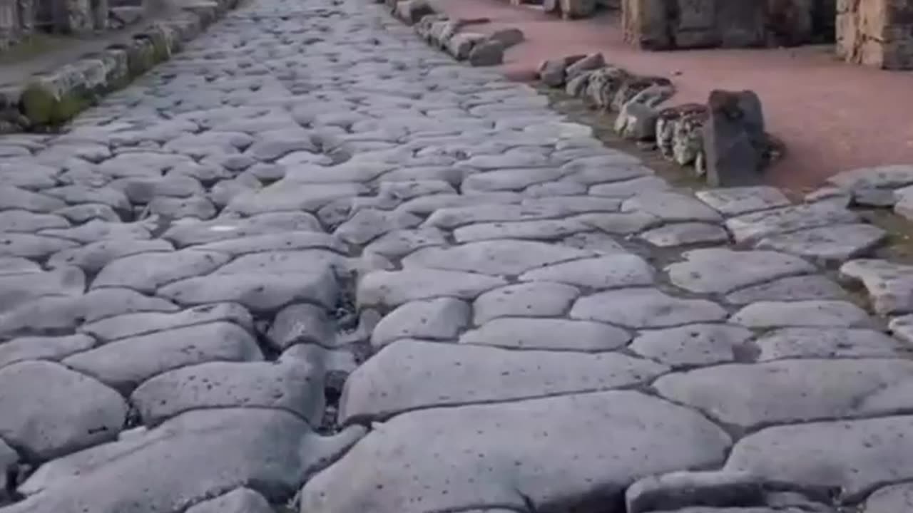 🇦🇺 Walk through deserted Pompeii, the ancient Roman city destroyed in 79 AD