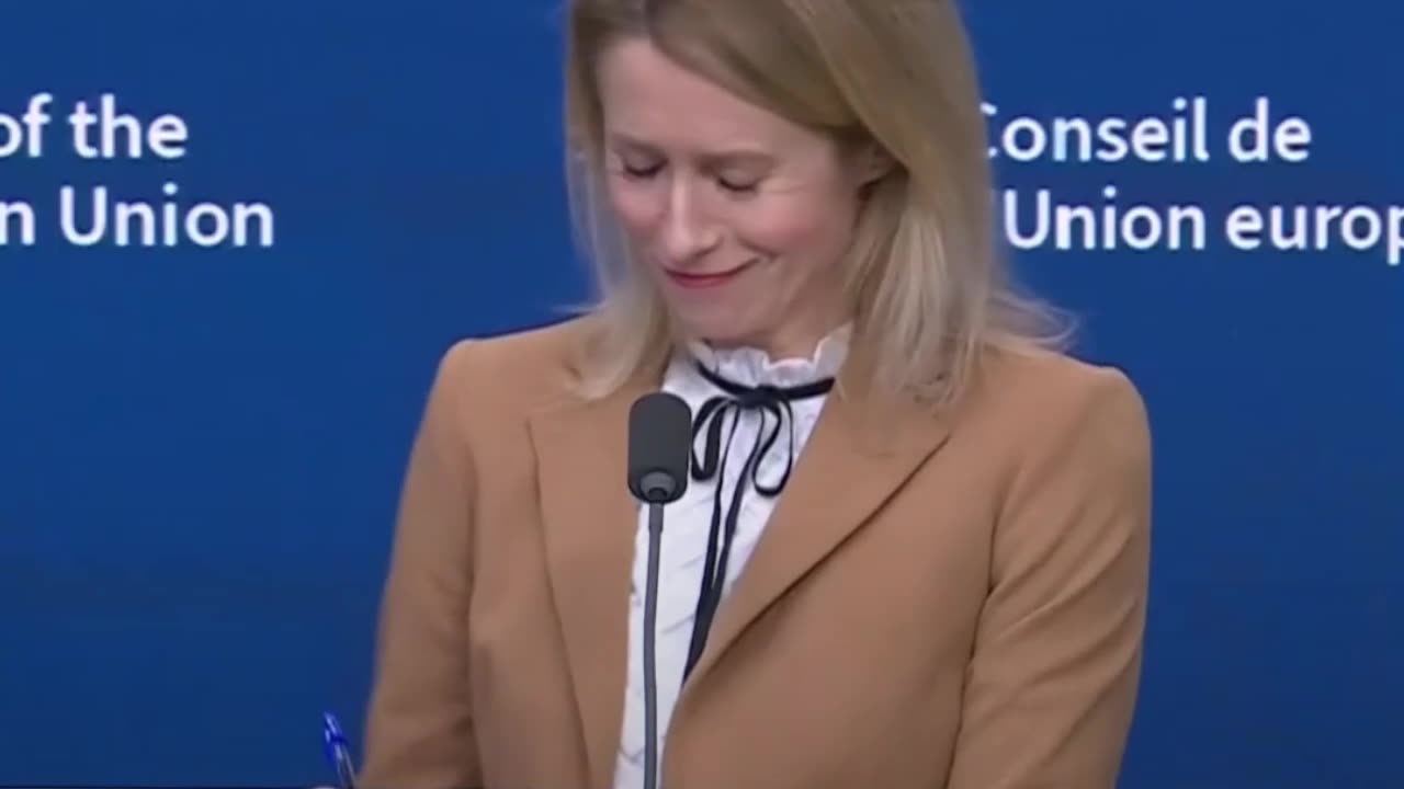 Kaja Kallas tose y la sala ríe tras una pregunta sobre negociar con Moscú