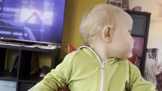 Baby Kayla Breakfast Time 🥣 Mommy Feeds Her with a Green Spoon 💛