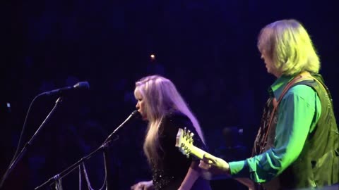 Stop Draggin' My Heart Around (with Stevie Nicks) - Tom Petty and the Heartbreakers (live)