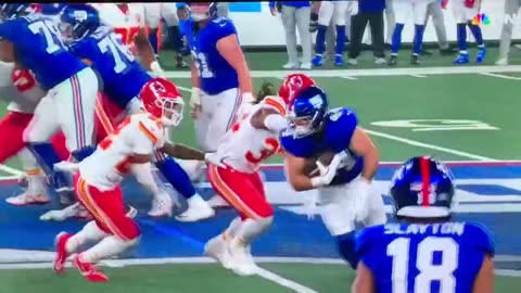 Giants RB #44 Cam Skattebo spins for extra yds. Nice run
