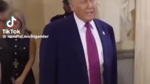 kkkaroline leavitt. Trump’s Spokeswoman CAUGHT In Racist MOMENT With Black Guard🚨