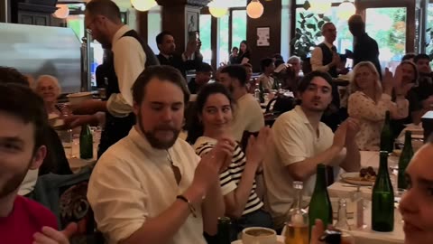 French Opera Singer surprises the whole restaurant_ Everyone starts singing 😍