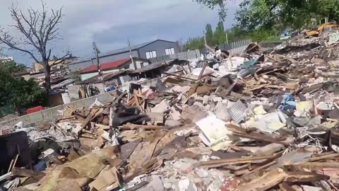 Ромите на съборните къщи наблюдават как натоварят камяони с мечтите им и миналото от техния живот