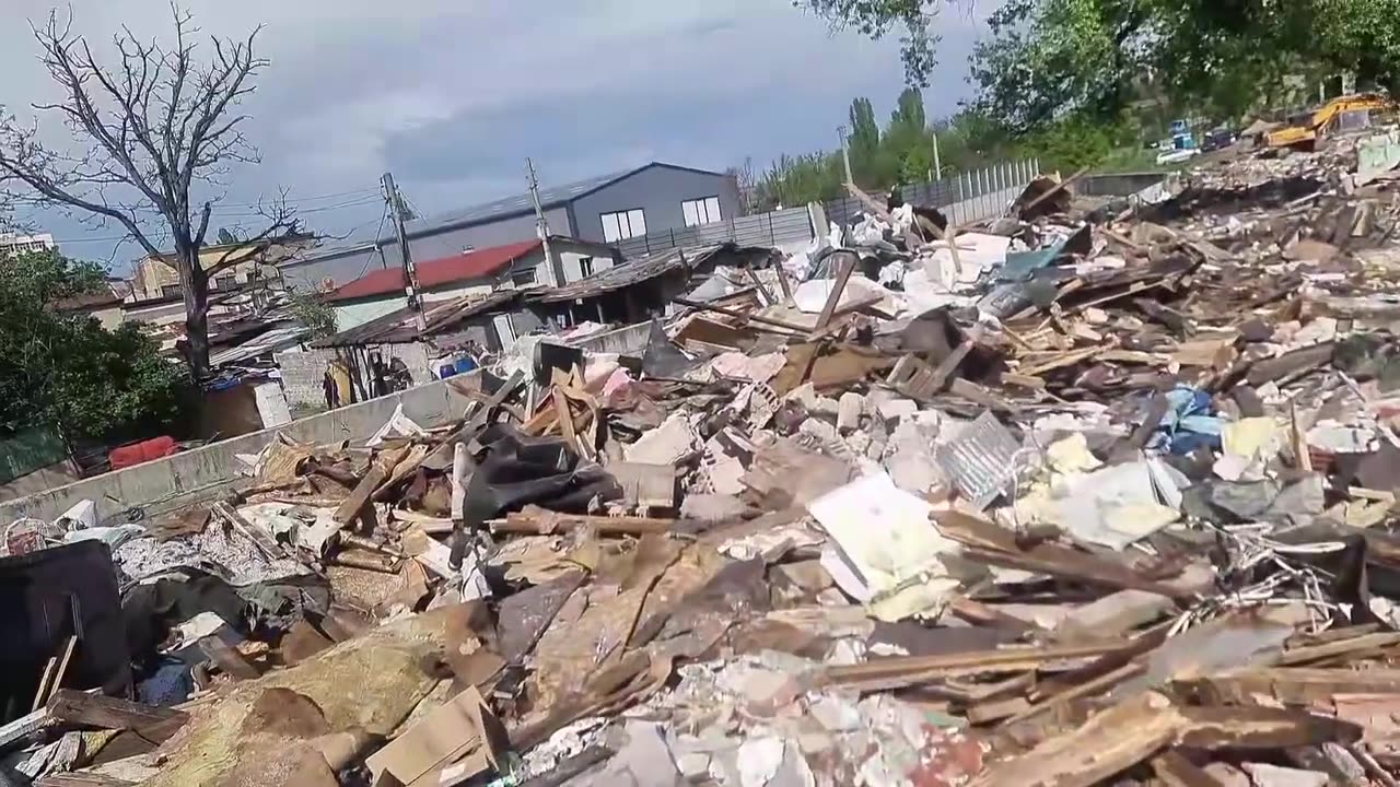Ромите на съборните къщи наблюдават как натоварят камяони с мечтите им и миналото от техния живот
