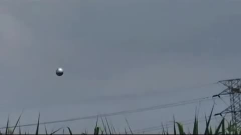 bolas metalicas en el cielo