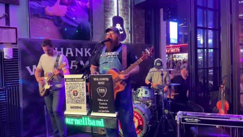 NASHVILLE TN LIVE BROADWAY STREET / PEOPLE WATCHING / BANDS WATCHING / BARS
