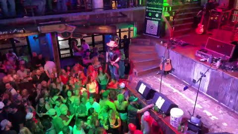 NASHVILLE TN LIVE BROADWAY STREET / PEOPLE WATCHING / BANDS WATCHING / BARS