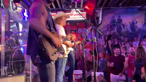 NASHVILLE TN LIVE BROADWAY STREET / PEOPLE WATCHING / BANDS WATCHING / BARS