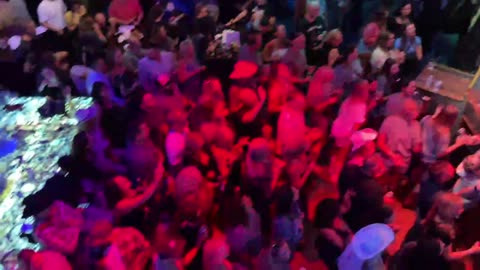 NASHVILLE TN LIVE BROADWAY STREET / PEOPLE WATCHING / BANDS WATCHING / BARS