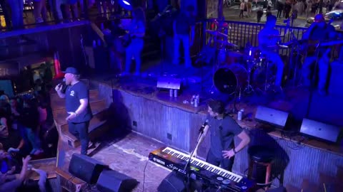 NASHVILLE TN LIVE BROADWAY STREET / PEOPLE WATCHING / BANDS WATCHING / BARS