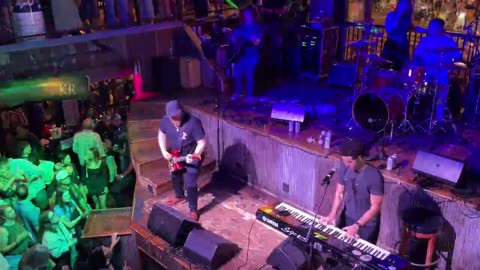 NASHVILLE TN LIVE BROADWAY STREET / PEOPLE WATCHING / BANDS WATCHING / BARS