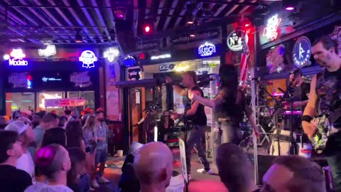 NASHVILLE TN LIVE BROADWAY STREET / PEOPLE WATCHING / BANDS WATCHING / BARS