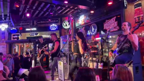 NASHVILLE TN LIVE BROADWAY STREET / PEOPLE WATCHING / BANDS WATCHING / BARS