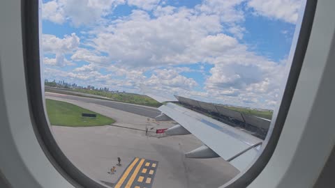 Airplain Landing in Toronto Airport