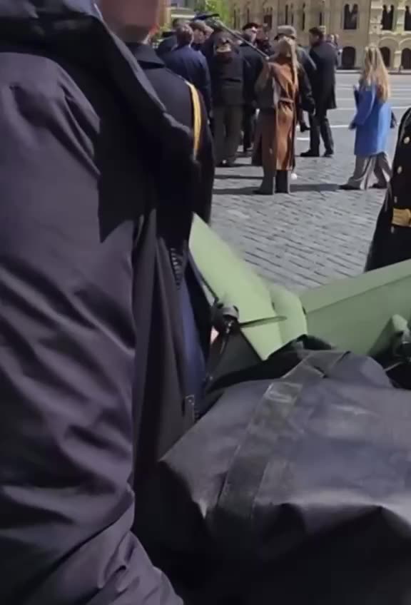 Putin Bodyguards Carrying Massive Anti-UAV Transmitter Gun