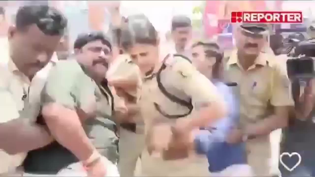 Female Cop Harassed😳😳😳