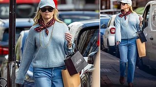 "Reese Witherspoon Shops Incognito in London"