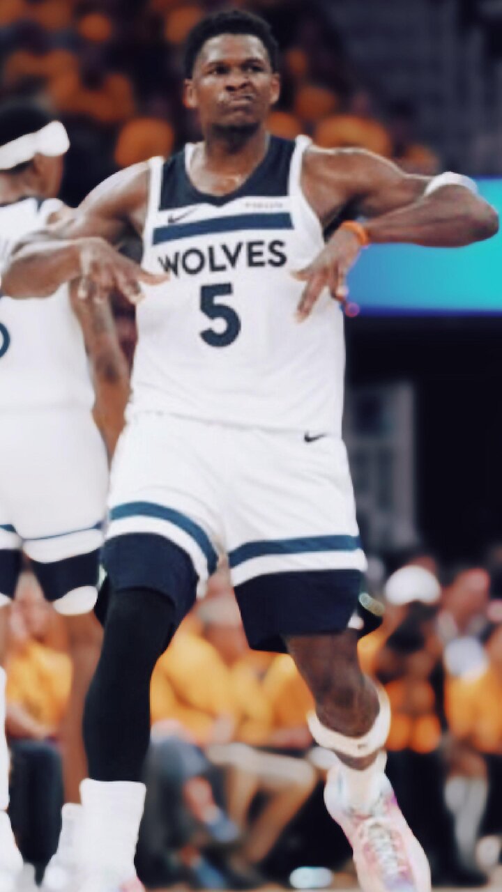 🚨 ANT FROM WAY DOWNTOWN! Edwards’ Half-Time Buzzer Beater 🎯🔥