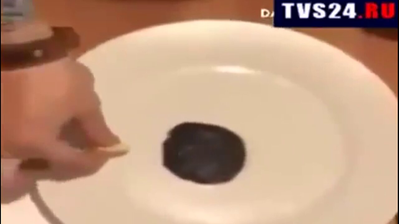 Watch how Graphene reacts to Garlic and Gold