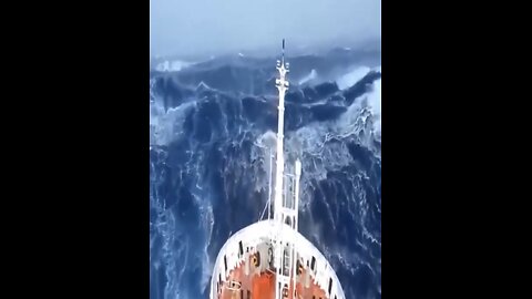 CARGO SHIPS SAILING ROUGH SEAS🌊⛴️👷‍♂️📸ON MASSIVE GIANT WAVES⛴️🌊💫