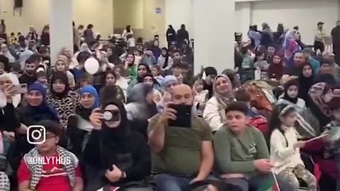 The school in Texas: there is no American flag, only Palestinian flags