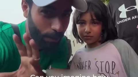 Gaza girl cries seeing journalist who resembles her father AJ #shorts