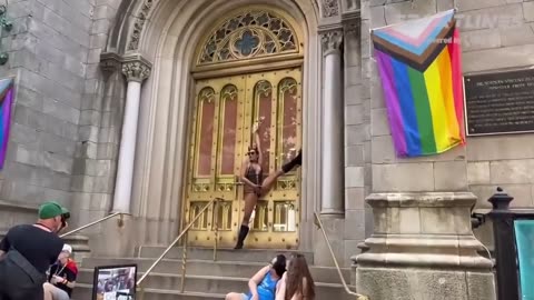 Trans celebrando el "orgullo", provocando en la puerta de un lugar de culto.