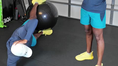 SIDE PLANK TWIST WITH BALL