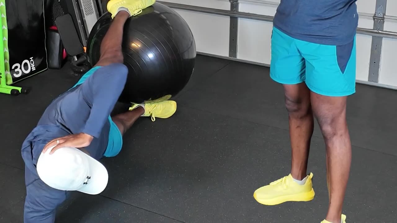 SIDE PLANK TWIST WITH BALL