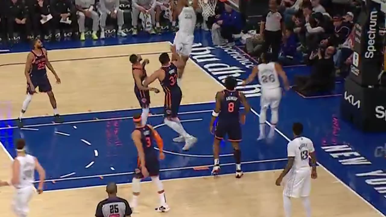 NBA Kai Jones: Certified ATHLETE First skies for the oop... then does a kip-up to get to his feet 😲