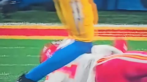 Travis Kelce eliminates Xavier Worthy