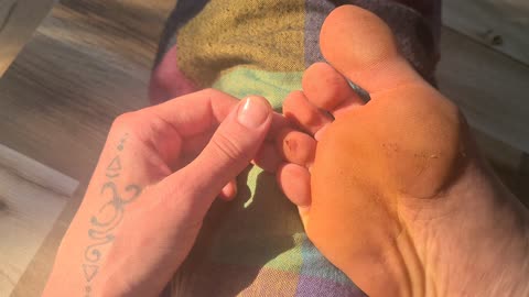 Barefoot👣vs. Sandals🩴