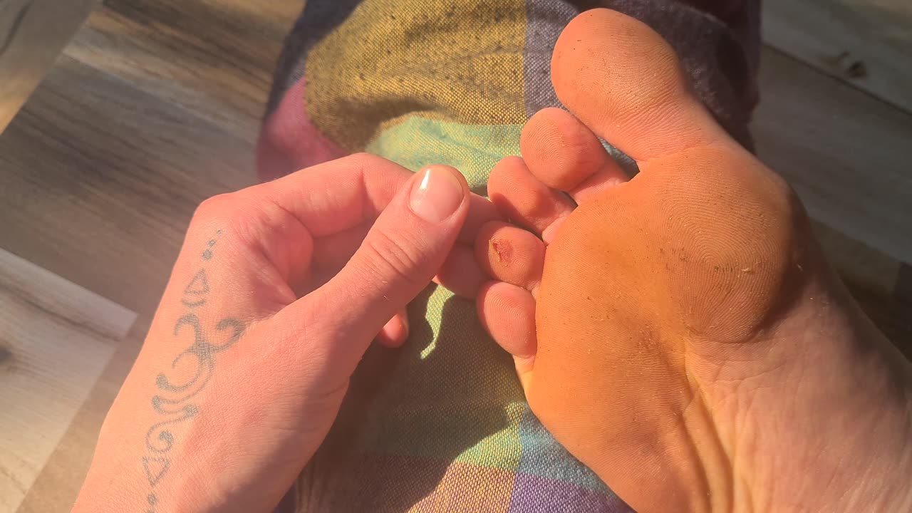 Barefoot👣vs. Sandals🩴