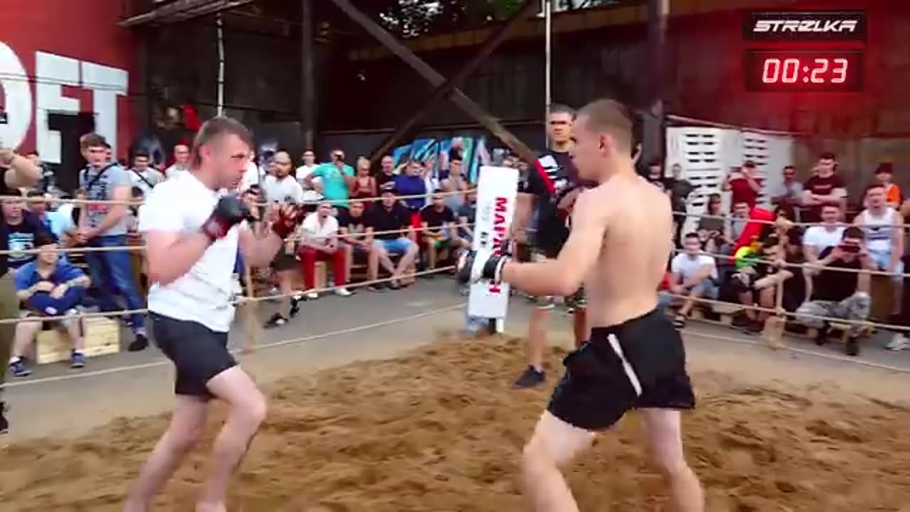 Blank straight to the head !!!! MMA Fight !!