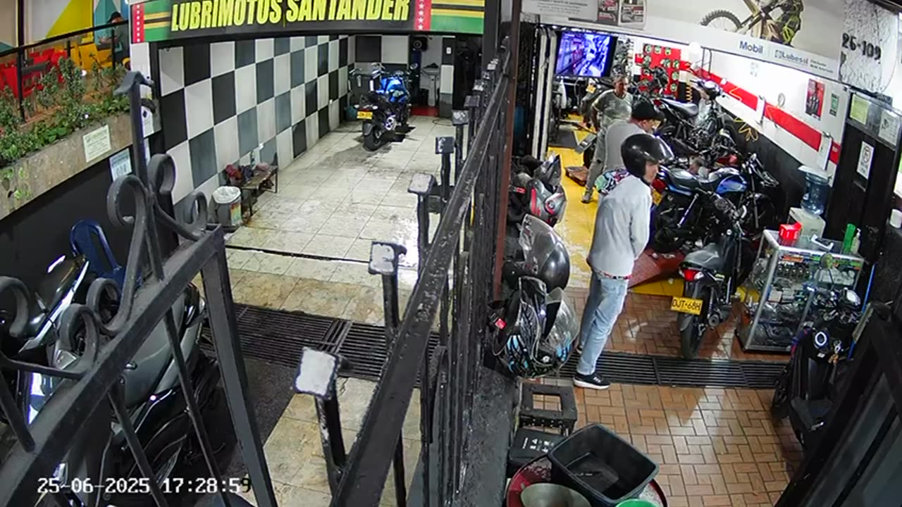 Violento hurto en Bucaramanga: cámara registró el robo de una cadena de oro