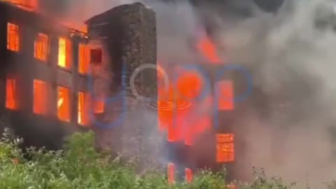 🚨 Trains disrupted, and homes evacuated as a big fire rips through the historic