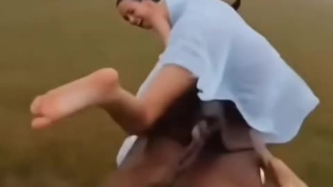 Femme durable qui monte sur le cheval 🐎🐎🐎🐎🐎🐎🐎🐎