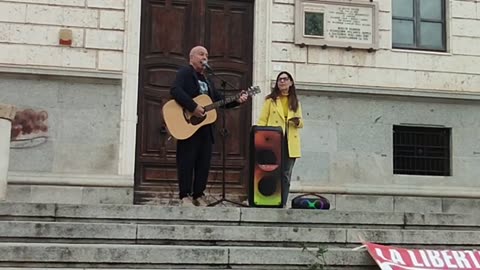 Angelo e Lidia i cantautori umanitari manifestazione NO Samart City CA