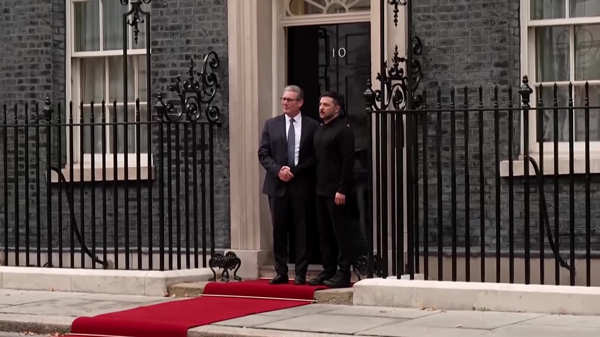 Ukraines Zelenskiy meets UK PM ahead of Trump-Putin summit